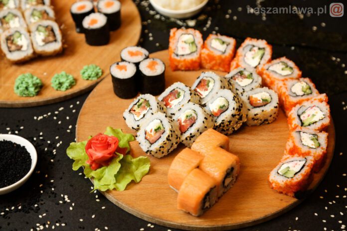 widok-z-boku-wymieszaj-sushi-na-tacy-z-imbirem-i-wasabi