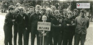 Zdjęcie przedstawia ono zgrupowanie piłkarzy „Mławianki” na jednym z obozów treningowych, prawdopodobnie w Lubawie w 1967 roku. Fotografia przechowywana jest w zasobie tut. Oddziału, w aktach zespołu nr 1058 „Zbiór Janusza Grochowskiego z Mławy”.