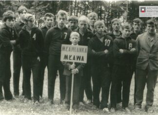 Zdjęcie przedstawia ono zgrupowanie piłkarzy „Mławianki” na jednym z obozów treningowych, prawdopodobnie w Lubawie w 1967 roku. Fotografia przechowywana jest w zasobie tut. Oddziału, w aktach zespołu nr 1058 „Zbiór Janusza Grochowskiego z Mławy”.