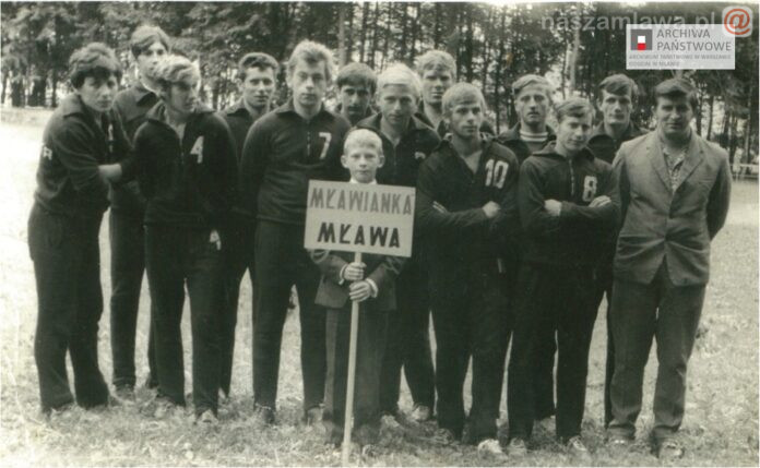 Zdjęcie przedstawia ono zgrupowanie piłkarzy „Mławianki” na jednym z obozów treningowych, prawdopodobnie w Lubawie w 1967 roku. Fotografia przechowywana jest w zasobie tut. Oddziału, w aktach zespołu nr 1058 „Zbiór Janusza Grochowskiego z Mławy”.
