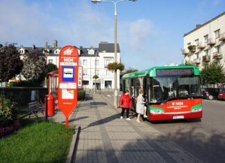 ludzie wsiadają do miejskiego autobusu w Mławie