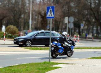 policjant na motorze