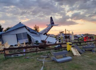 samolot spadł na hangar